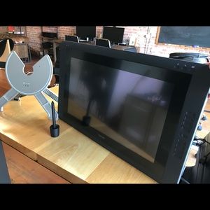 Wacom CintiQ 22HD Pen Display Tablet 2017